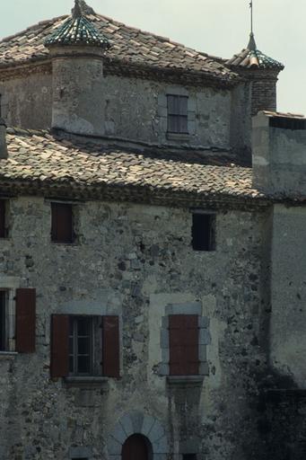 Façade et haut de la tour.