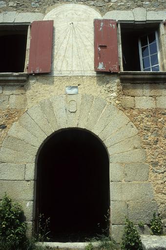 Porte et cadran solaire.