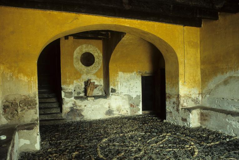 Intérieur : pavement du vestibule, calade.