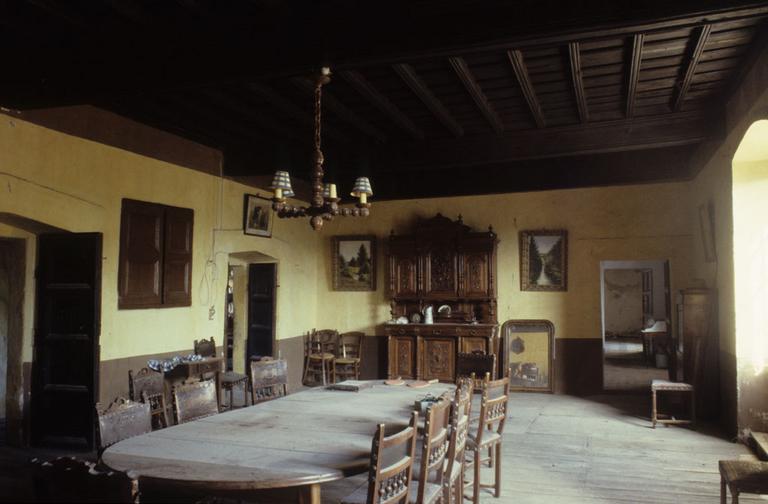 Intérieur ; salle à manger.