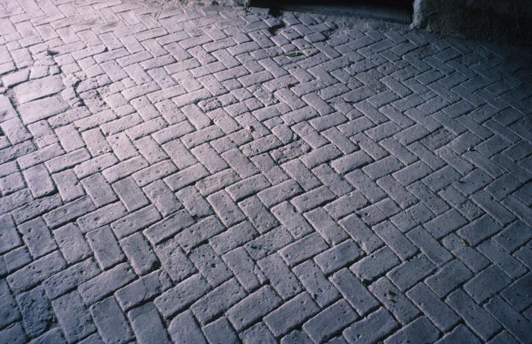 Intérieur ; pavement.