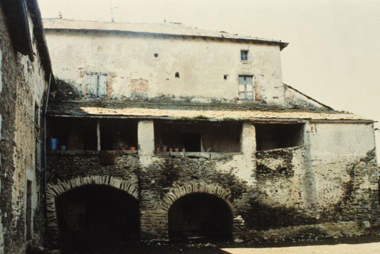 Cour intérieure et bâtiment.