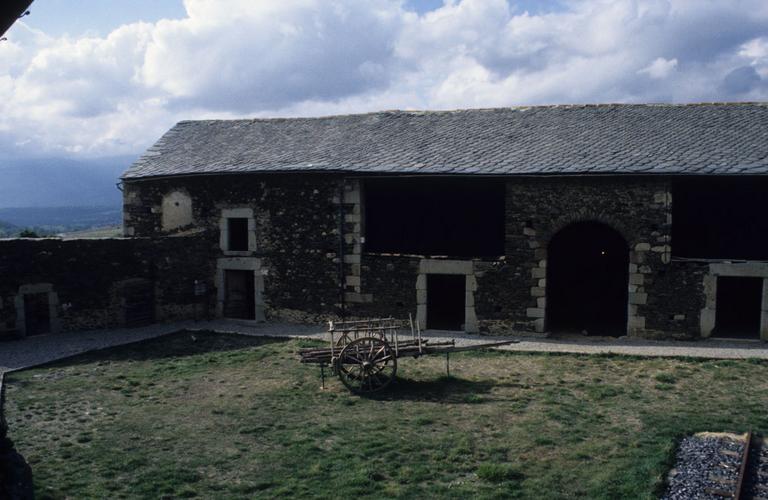 Cour intérieure et bâtiment.