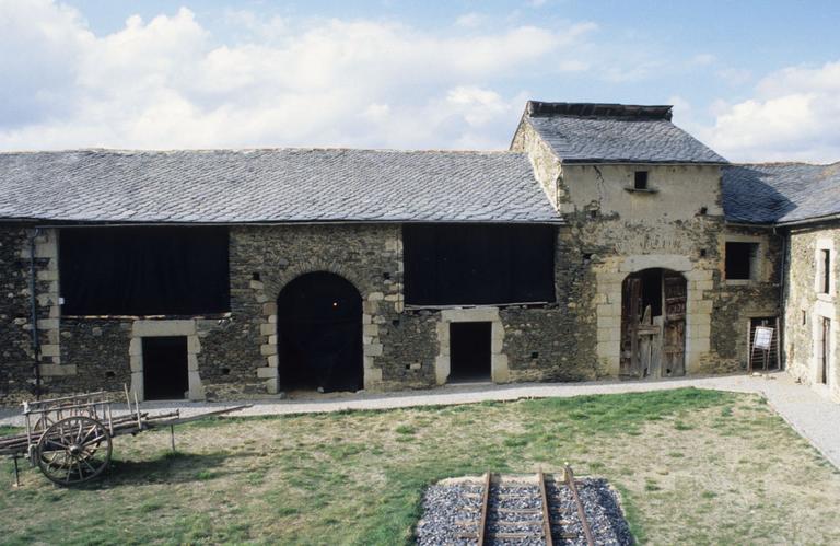 Cour intérieure et bâtiment.