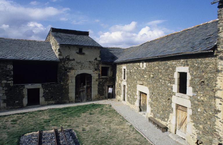 Cour intérieure et bâtiment.