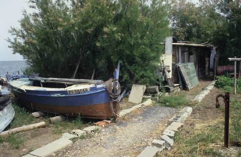 Annexes donnant sur l'étang.