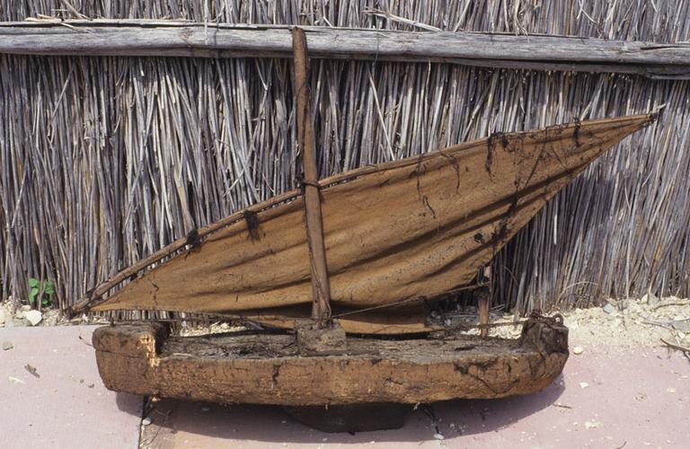 Maquette bateau en bois.