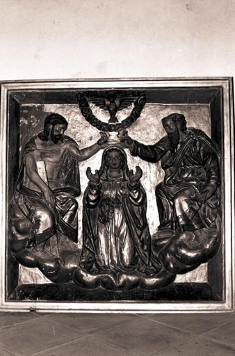 Bas-relief du retable du Rosaire : couronnement de la Vierge. - © Monuments historiques