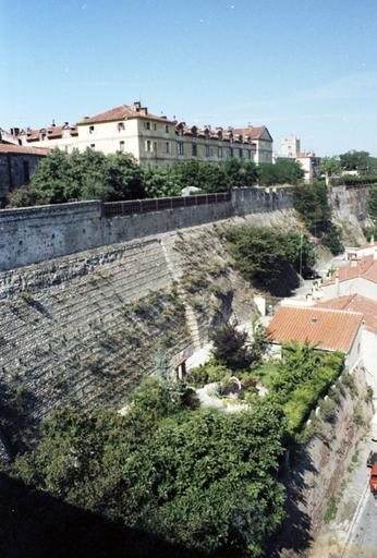 Vue d'ensemble de la caserne et des fortifications dites Saint-Jacques.