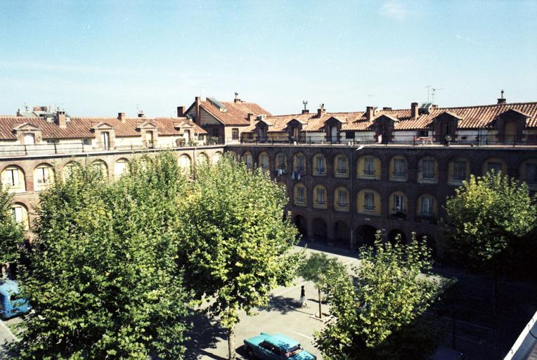 Cour et bâtiments intérieurs.