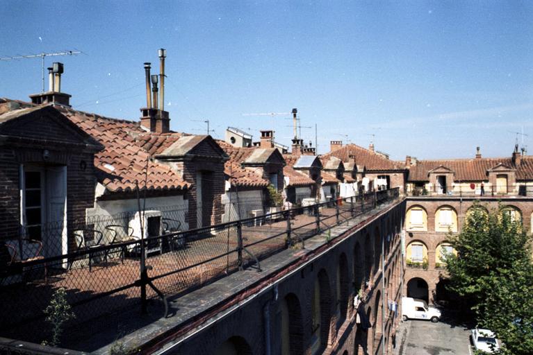 Cour et bâtiments intérieurs.