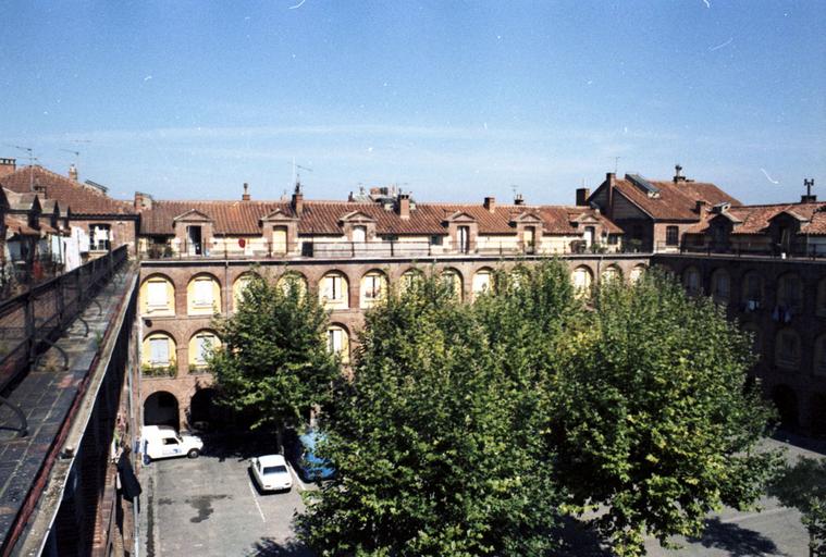 Cour et bâtiments intérieurs.