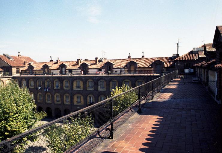 Cour et bâtiments intérieurs.