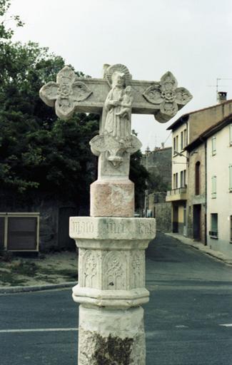 Face avec la Vierge à l'enFant.