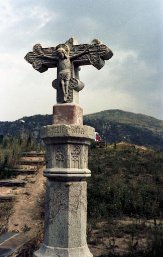 Face avec le Christ sur la croix.