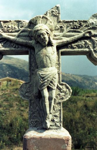 Face avec le Christ sur la croix.