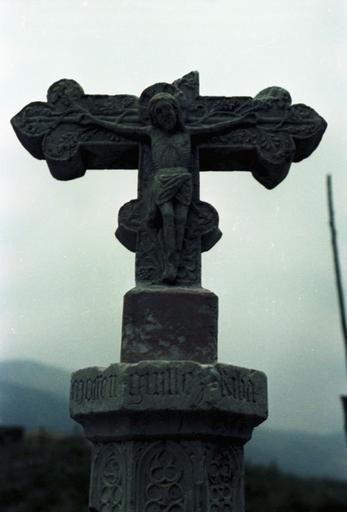 Face avec le Christ sur la croix.