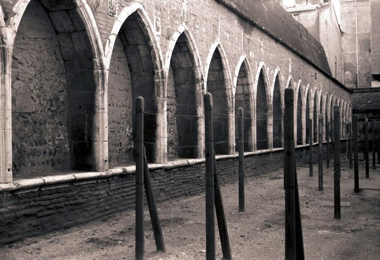 Ancien cimetière Saint-Jean.