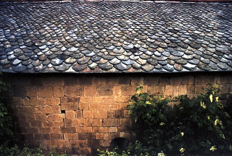 Mur sud et toit en lauzes.