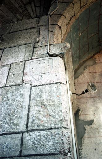 Intérieur ; appareil de pierre avec un blason.