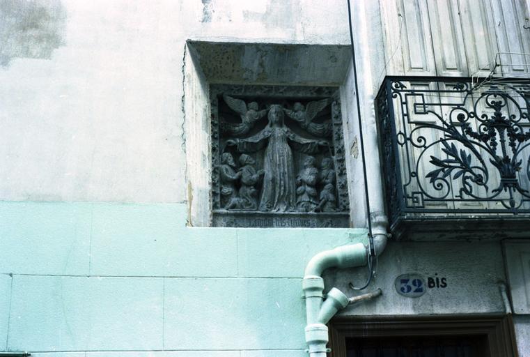 Bas-relief : Vierge accueillant des malades (la)