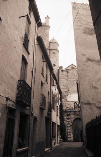 Vue de la rue en face l'entrée principale.