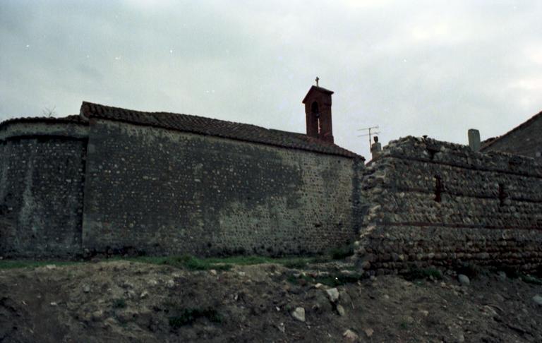 Vestige d'un rempart à côté de l'église.