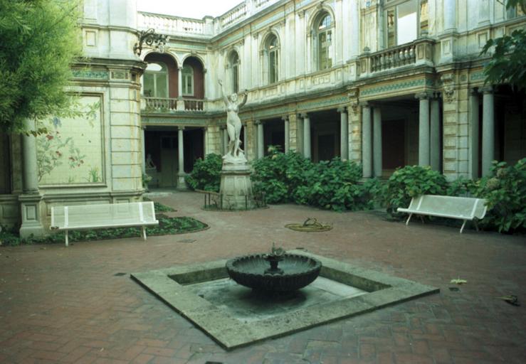 Décor de la cour intérieure.