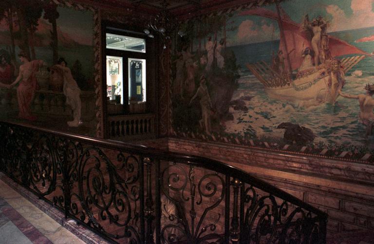 Intérieur ; cage d'escalier ; décor. Peintures de Paul Gervais.