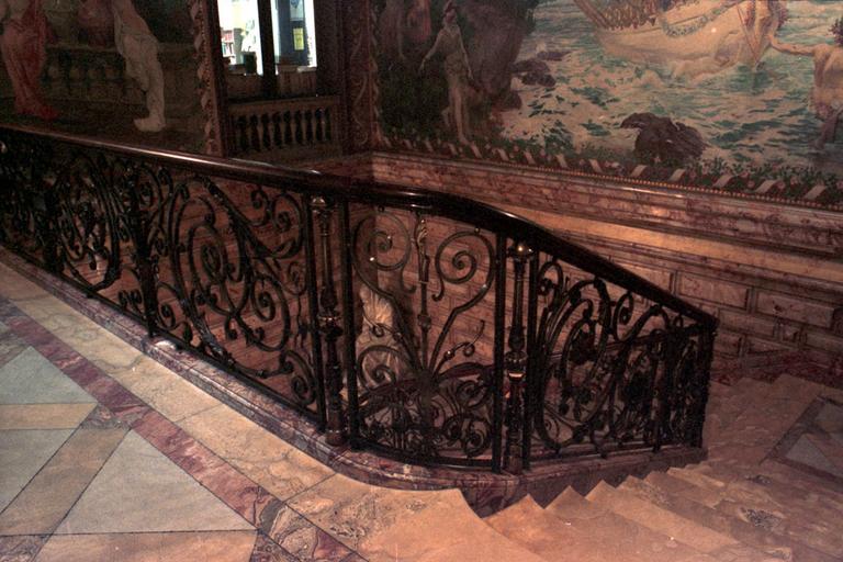 Intérieur ; cage d'escalier ; décor. Peintures de Paul Gervais.