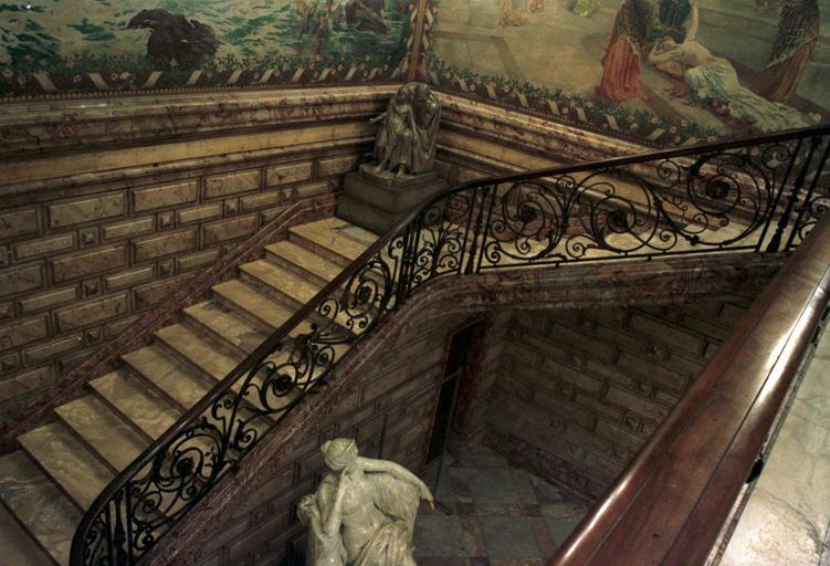 Intérieur ; cage d'escalier ; décor. Peintures de Paul Gervais.