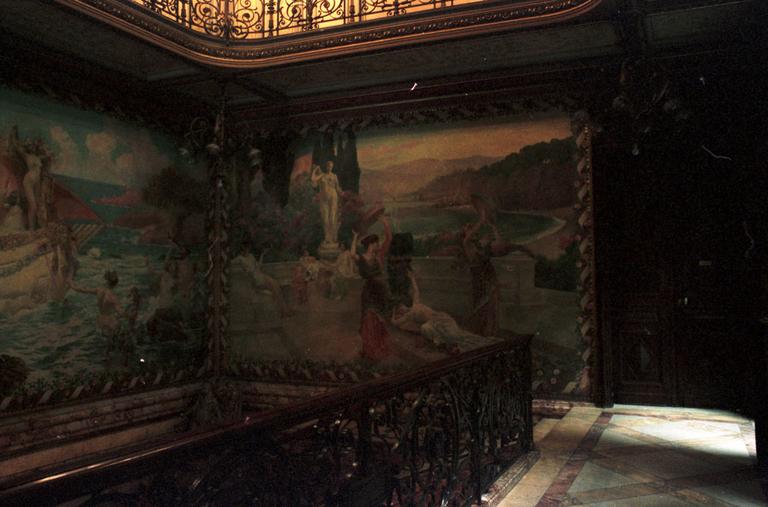 Intérieur ; cage d'escalier ; décor. Peintures de Paul Gervais.