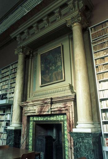 Intérieur ; décor de la bibliothèque.