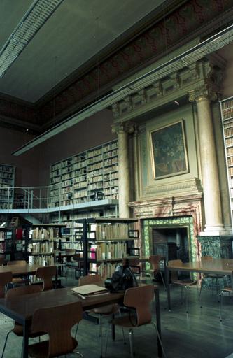 Intérieur ; décor de la bibliothèque.