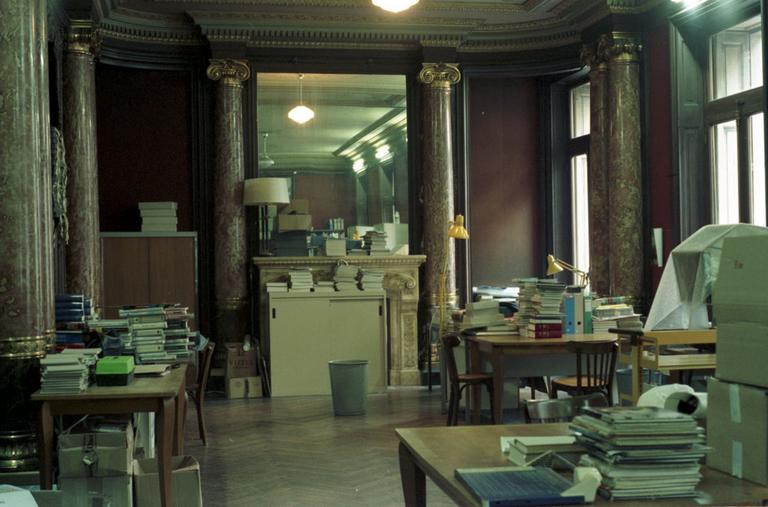 Intérieur ; décor de la bibliothèque.