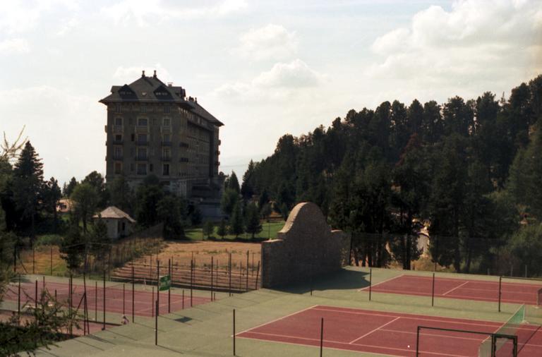 Vue d'ensemble avec les courts de tennis.