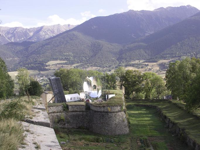 Vue d'ensemble du bastion et du four solaire, depuis les remparts ouest, vue prise vers le sud.