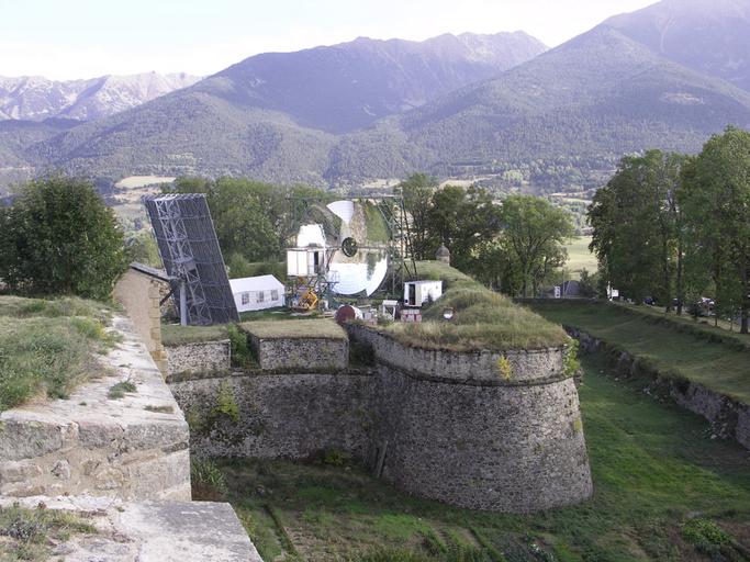 Vue d'ensemble du bastion et du four solaire, depuis les remparts ouest, vue prise vers le sud.