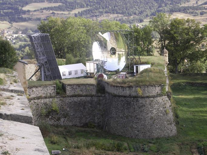 Vue d'ensemble du bastion et du four solaire, depuis les remparts ouest, vue prise vers le sud.