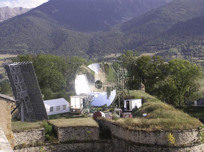 Vue du four solaire, depuis les remparts ouest, vue prise vers le sud.