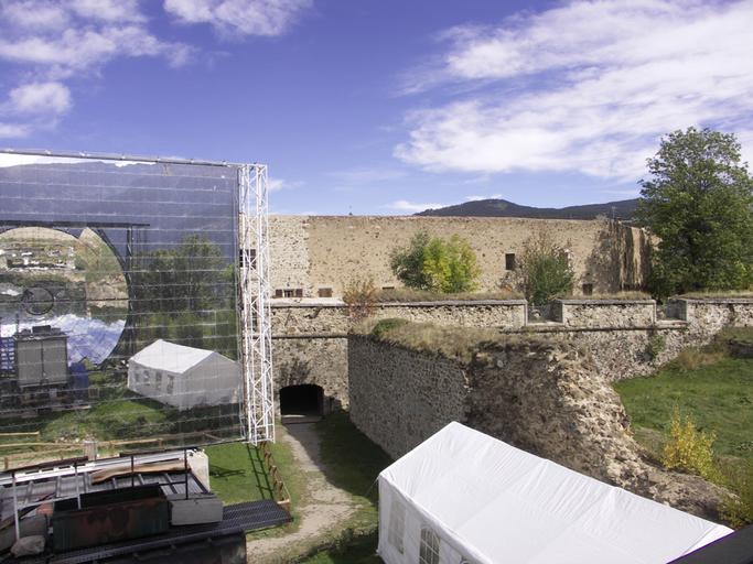 L'héliostat. Sur la droite, le bastion et les remparts classés.