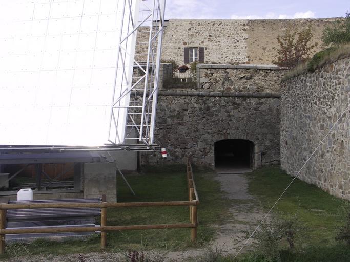 L'héliostat. Sur la droite, le débouché du passage d'accès au bastion, qui permet aux visiteurs d'accéder au four solaire.