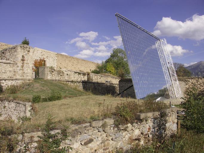 L'héliostat. Sur la gauche, le bastion et les remparts classés.