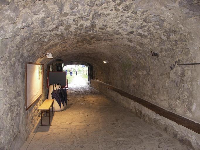 Le passage voûté donnant accès au bastion et au four solaire.