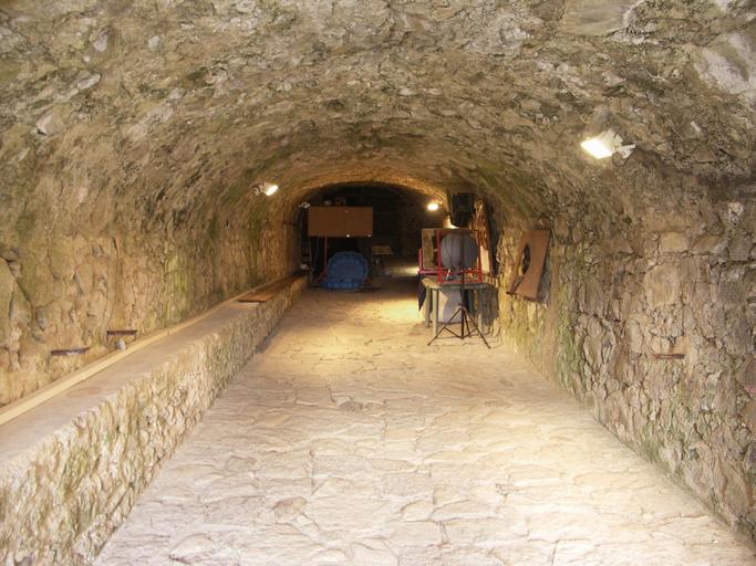 Le passage voûté donnant accès au bastion et au four solaire.