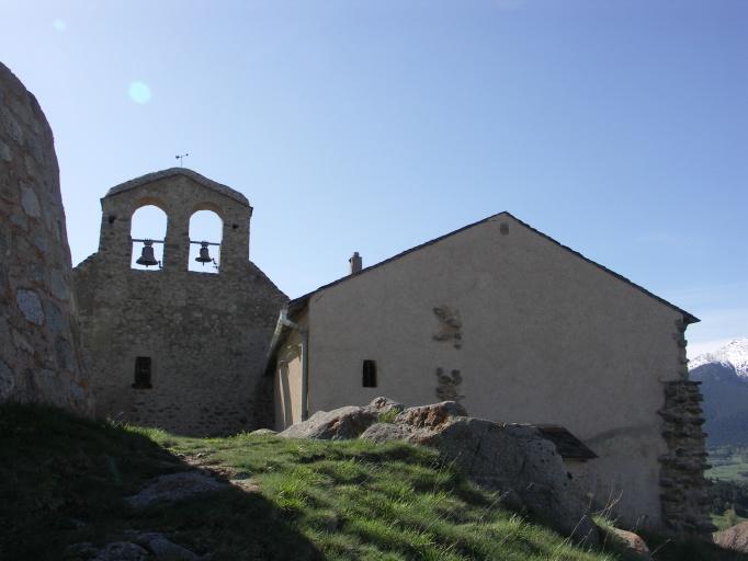 Clocher de l'église et ancien presbytère-ancien château au premier plan.