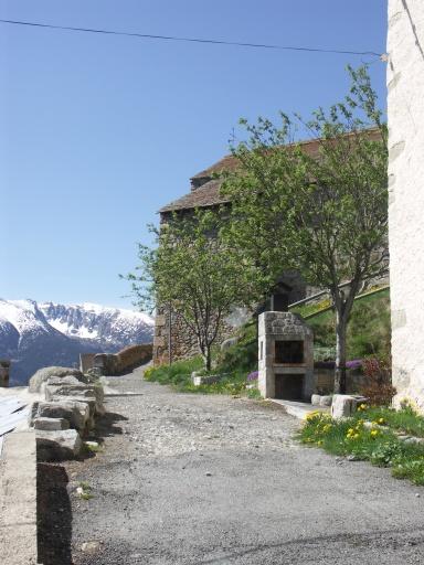 Accès à l'église par le côté est.