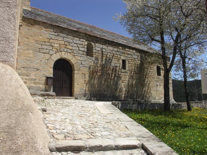 Côté sud : porte d'entrée de l'église.