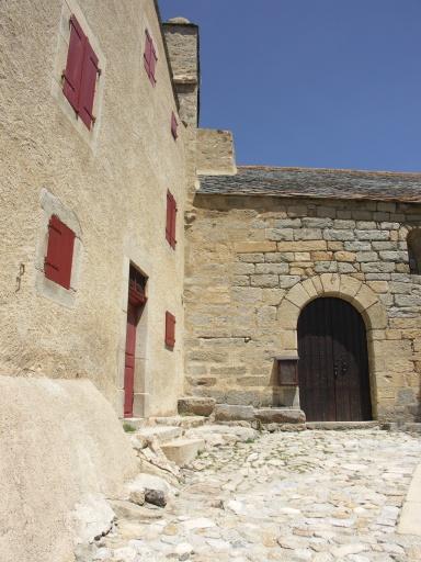 Côté sud : porte d'entrée de l'église.