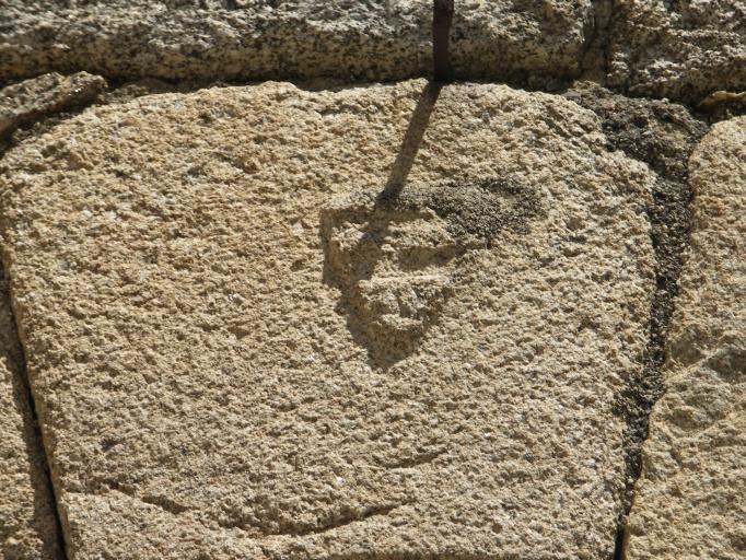 Porte d'entrée de l'église : écusson gravé à la clef.